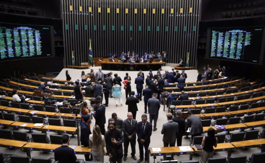 Câmara aprova urgência para regulação das big techs