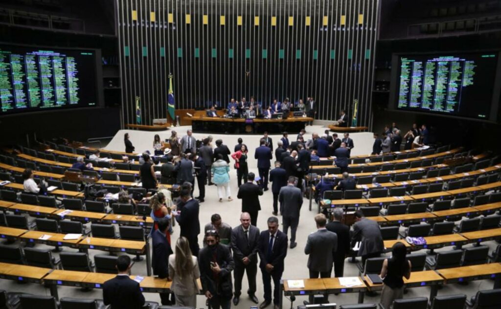 Câmara aprova urgência para regulação das big techs