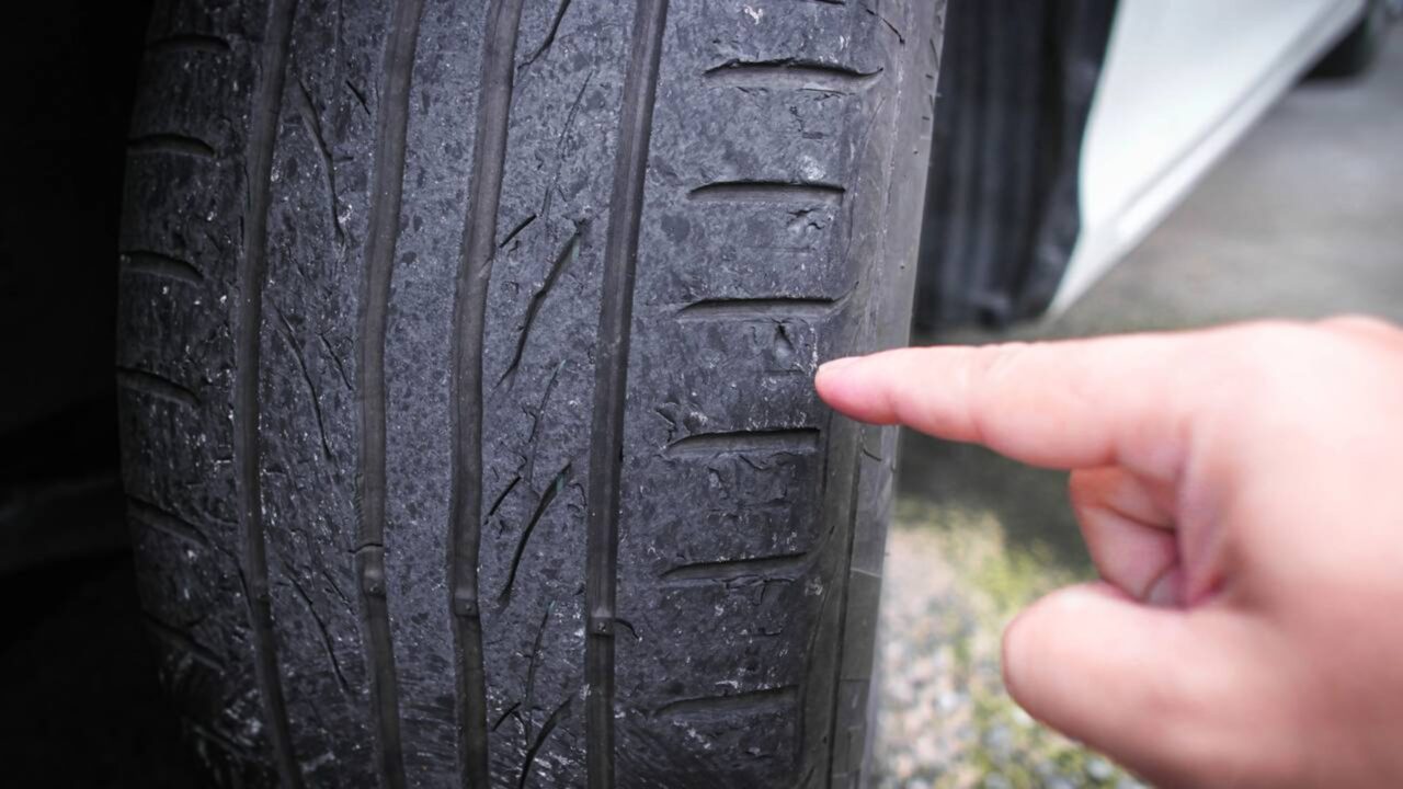 Motoristas que andam com o pneu assim precisam conhecer o art. 230 do CTB