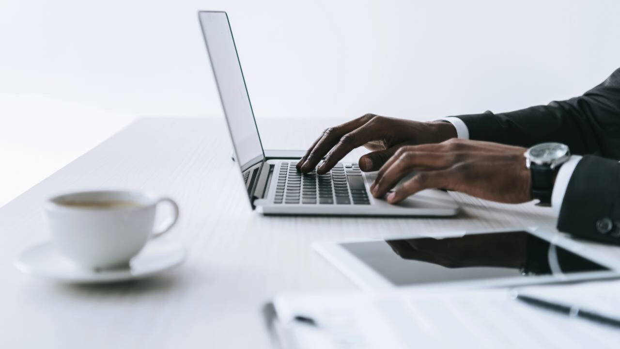 As profissões digitais que estão ajudando muita gente a trabalhar pela internet e mudar de vida em 2026