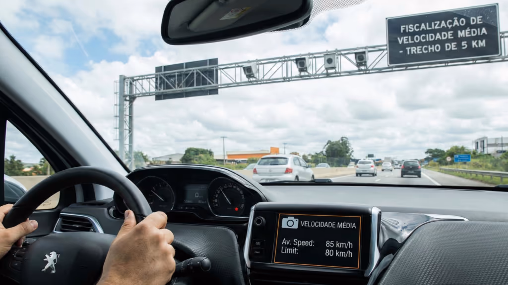 Adeus freada no radar: como a velocidade média no trecho pega o comportamento real e muda o trânsito de vez