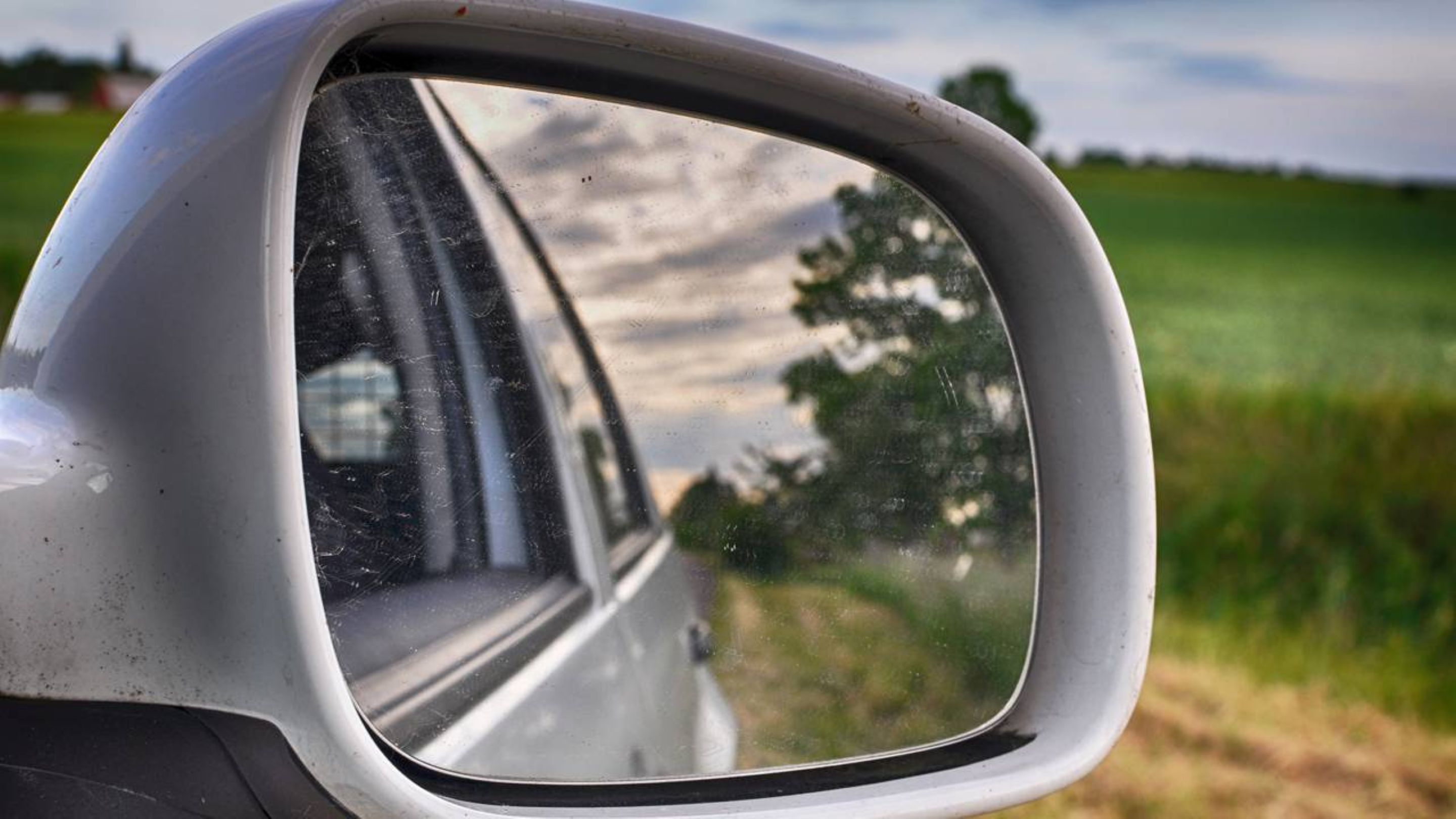 O que acontece se você for pego na blitz rodando com o retrovisor dessa forma