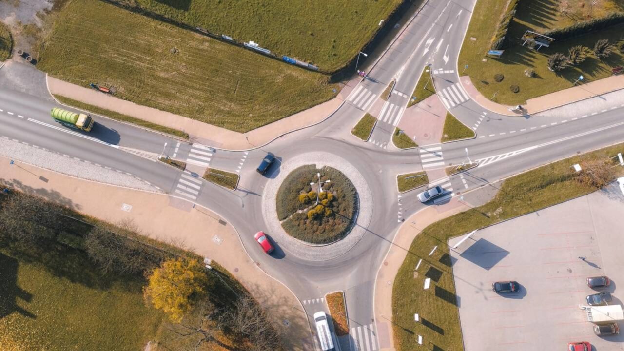 Motoristas que não dão a preferência na rotatória precisam conhecer o art. 29 do CTB