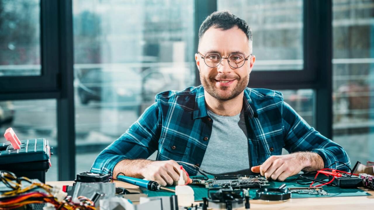 Curso técnico ou faculdade: qual caminho faz mais sentido para entrar rápido no mercado