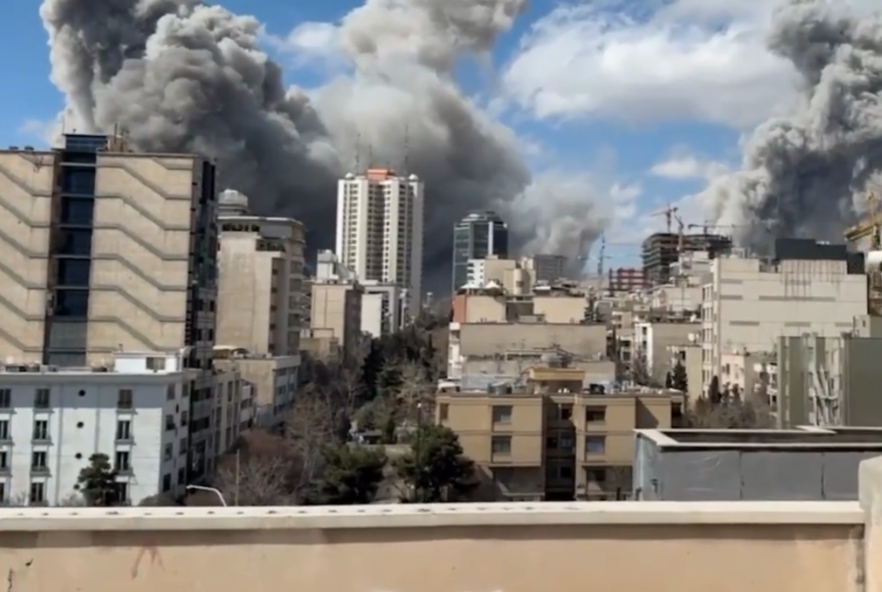 Israel intensifica ataques em Teerã após morte de Khamenei