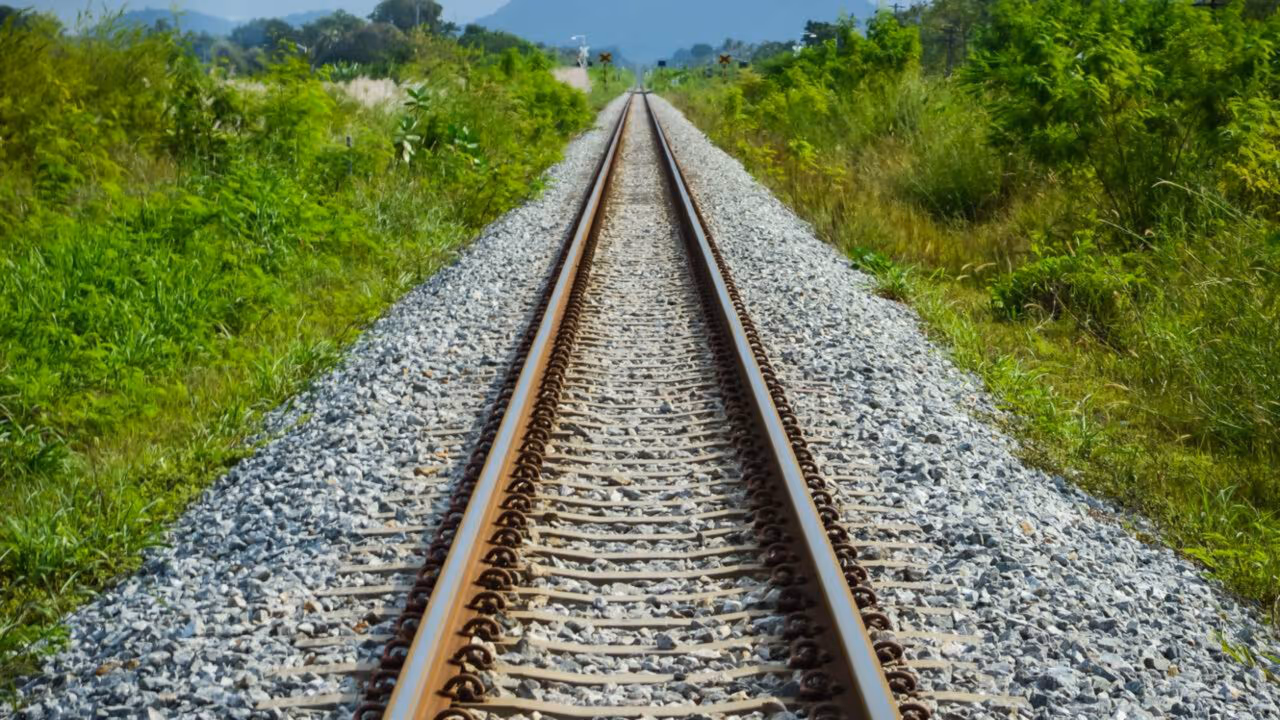 Para que servem as pedras na ferrovia e por que elas são essenciais para os trilhos