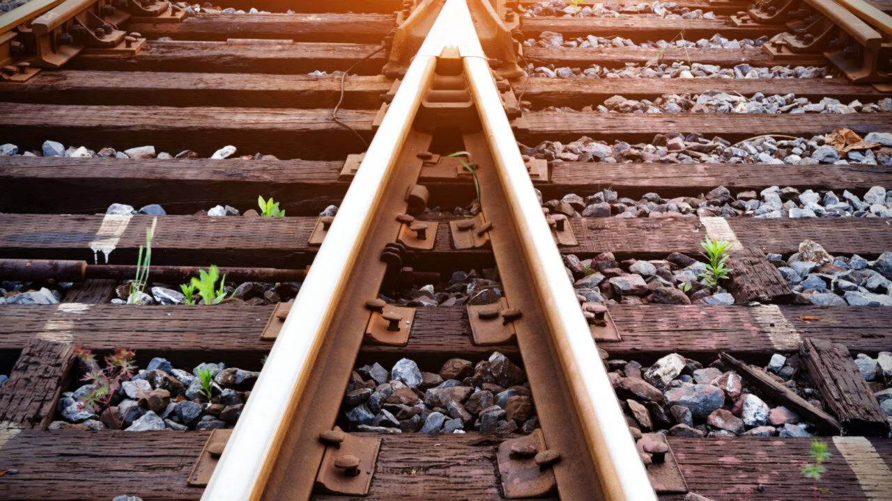 Para que servem as pedras na ferrovia e por que elas são essenciais para os trilhos