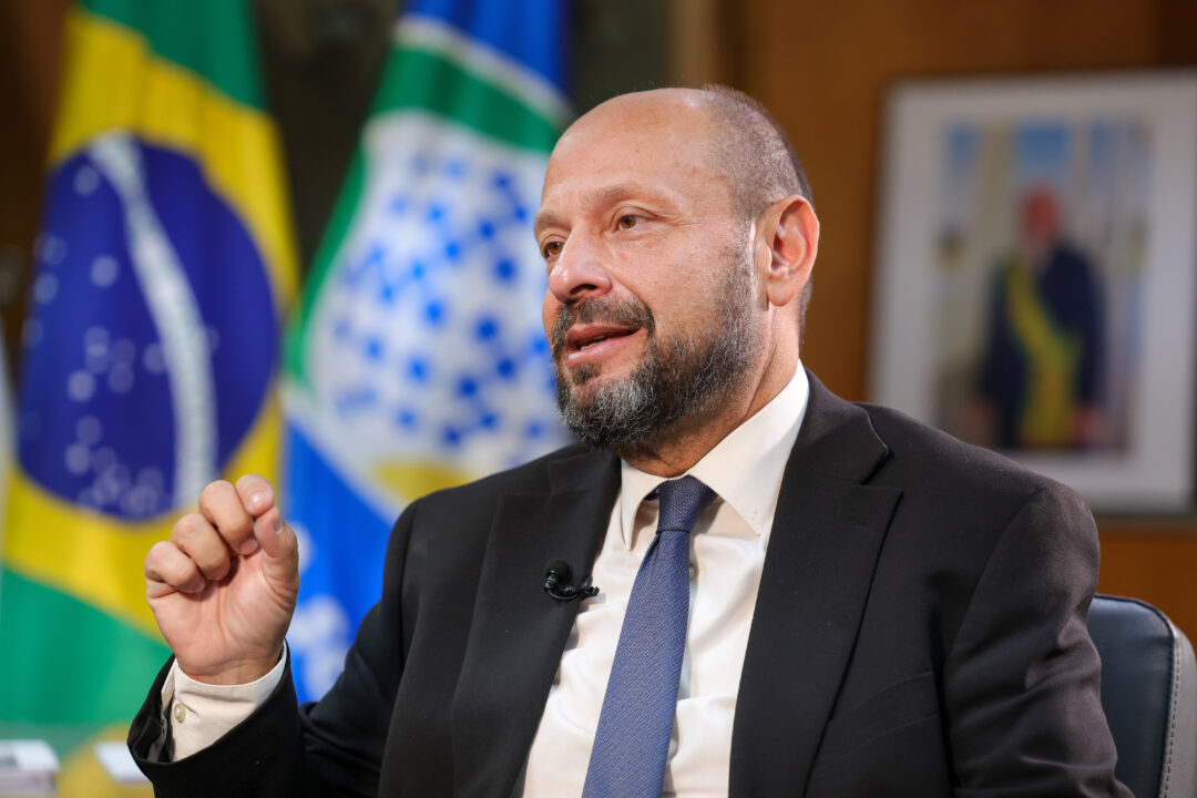 Lula demite presidente do INSS