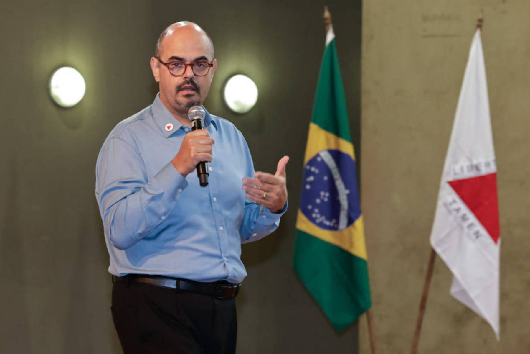 Petistas acionam MP contra governador de MG por expressão “inveja branca”