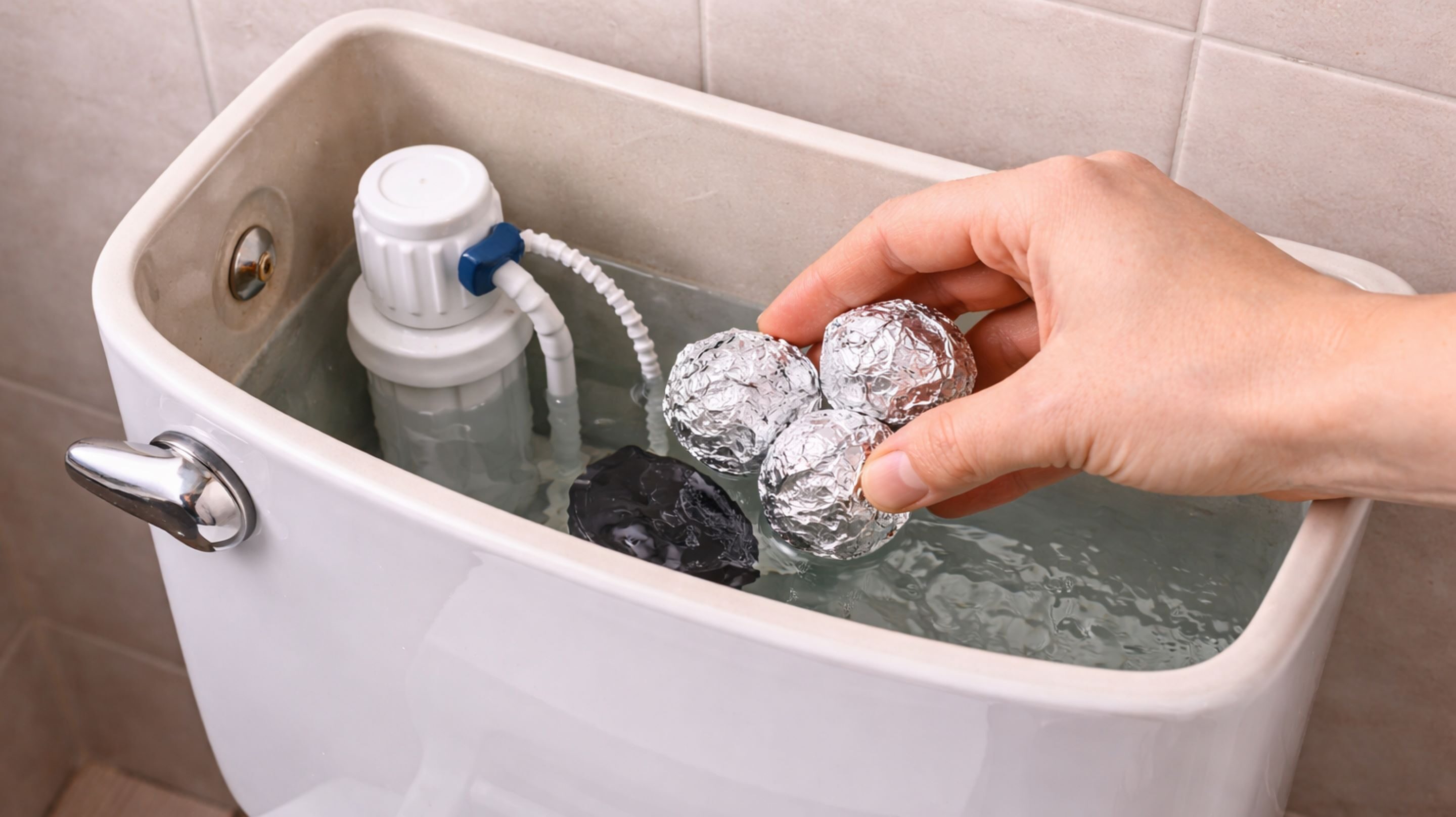 Coloque papel alumínio no seu vaso sanitário uma vez e veja o que acontece depois