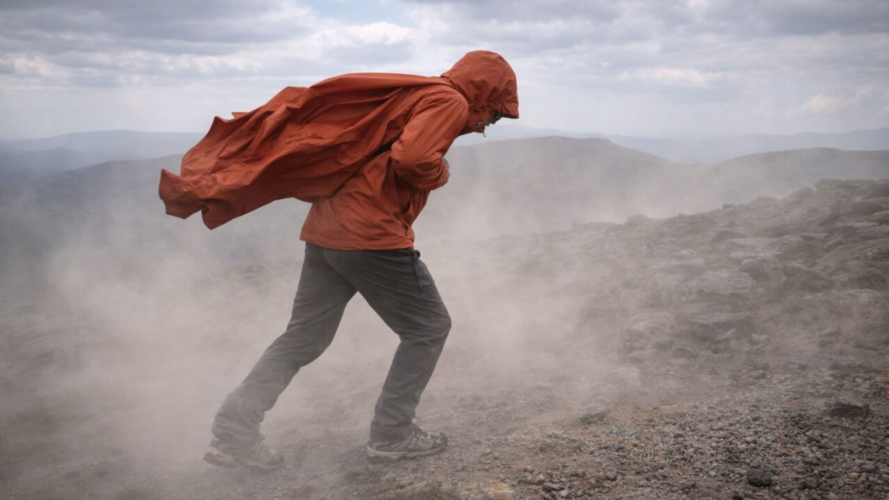Lugar onde o vento é tão forte que pode derrubar pessoas facilmente chama atenção pelas condições extremas