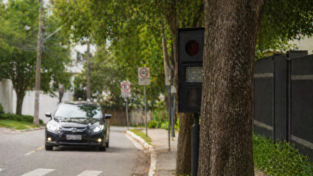 Radar escondido atrás de árvores pode anular multa e veja como recorrer corretamente