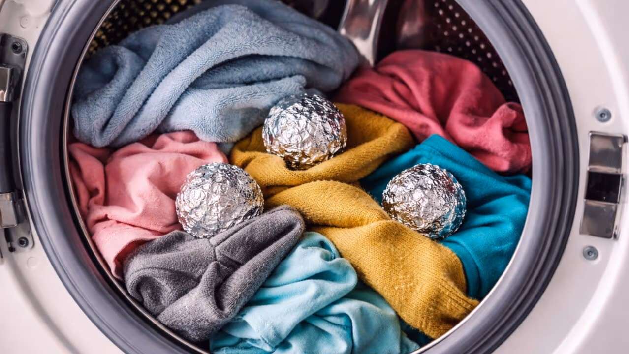 Colocar papel alumínio na máquina de lavar por que recomendam e qual o efeito nas roupas