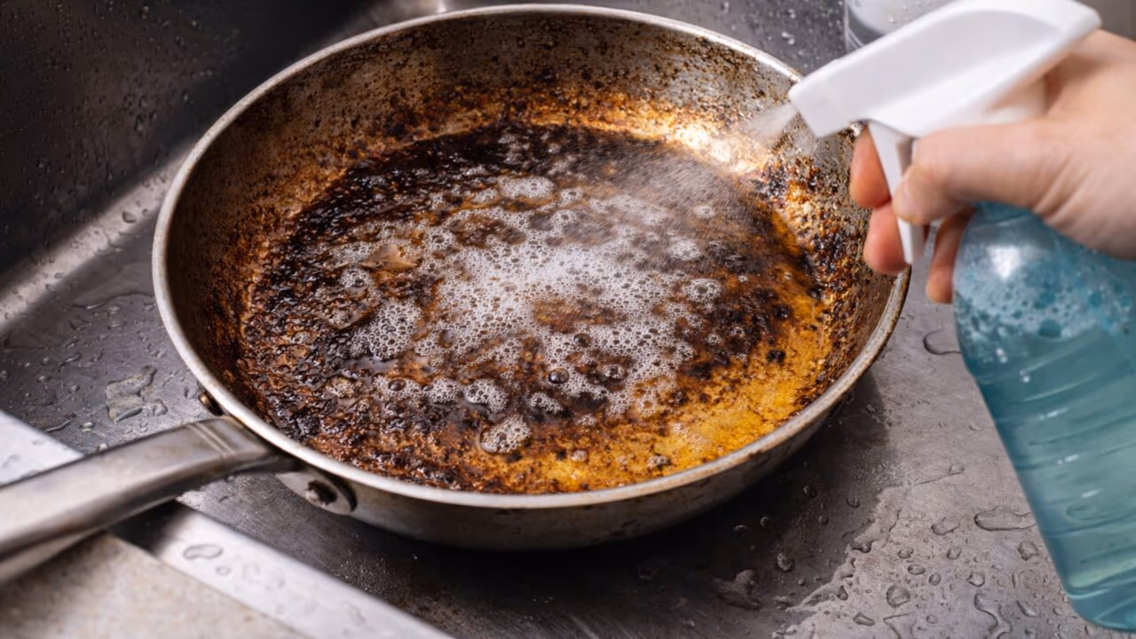 Misture detergente com coca cola e veja como essa combinação pode substituir produtos de limpeza