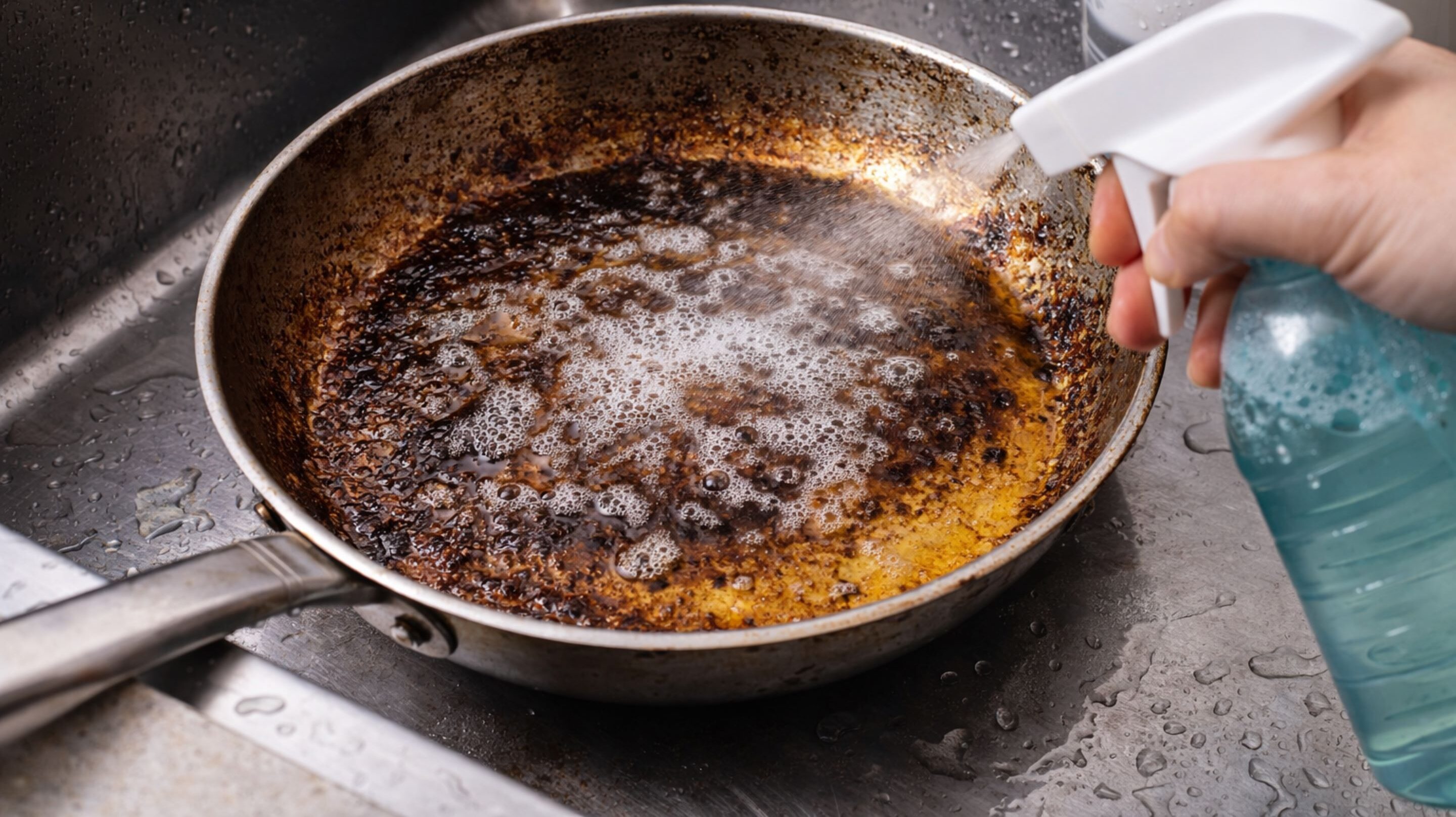Misture detergente com coca cola e veja como essa combinação pode substituir produtos de limpeza