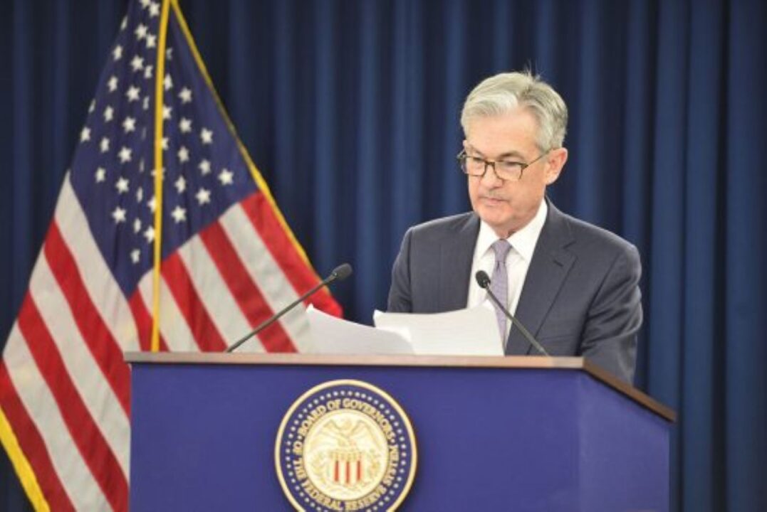 Bessent critica Powell por permanecer no Fed após presidência