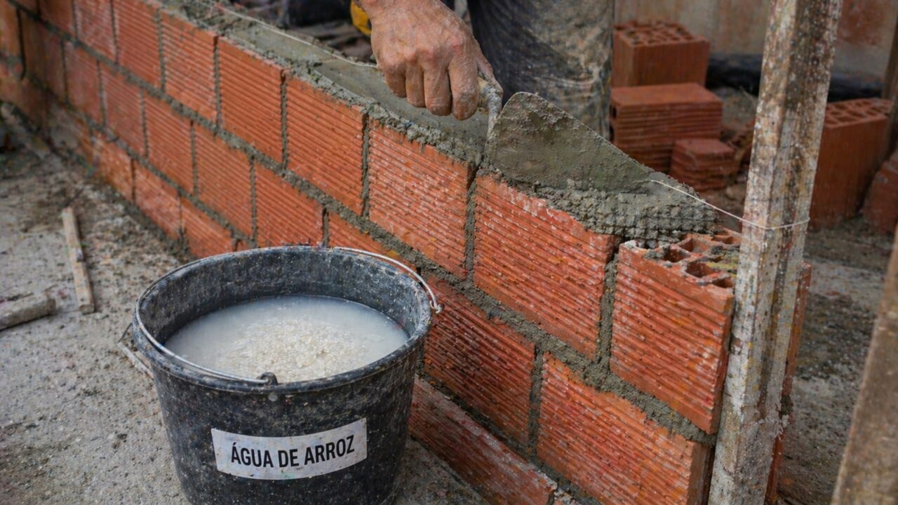 O que acontece se misturar água de arroz no cimento e por que isso está intrigando pedreiros experientes
