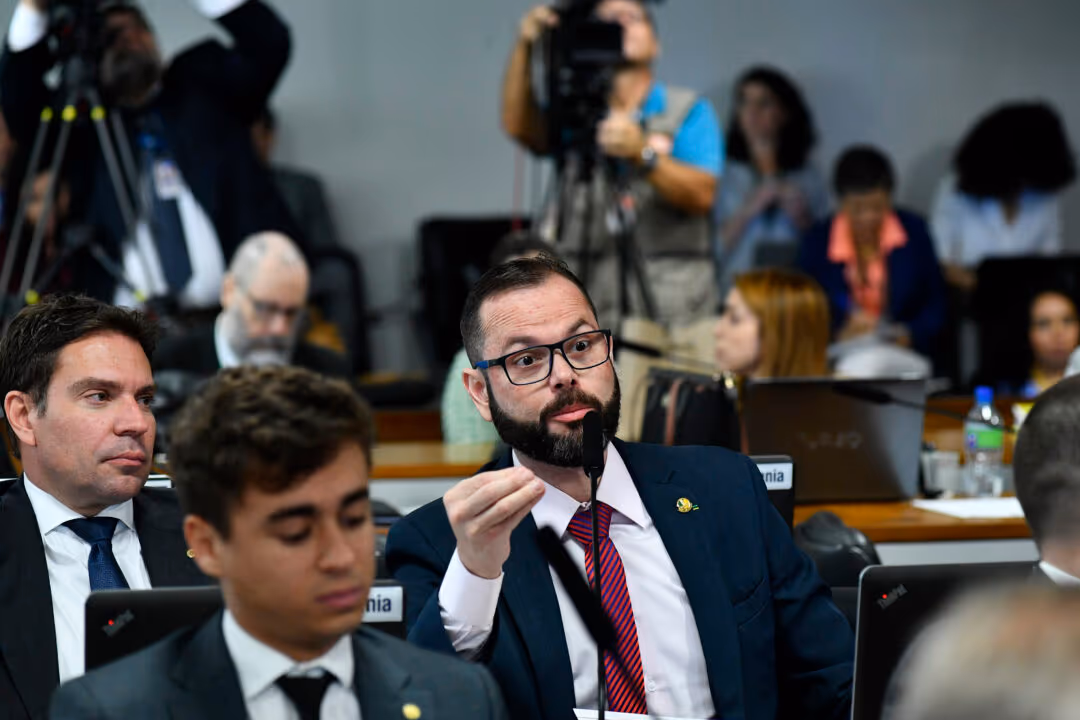 Crusoé: “Homem que é homem chama o outro de vagabundo olho no olho”