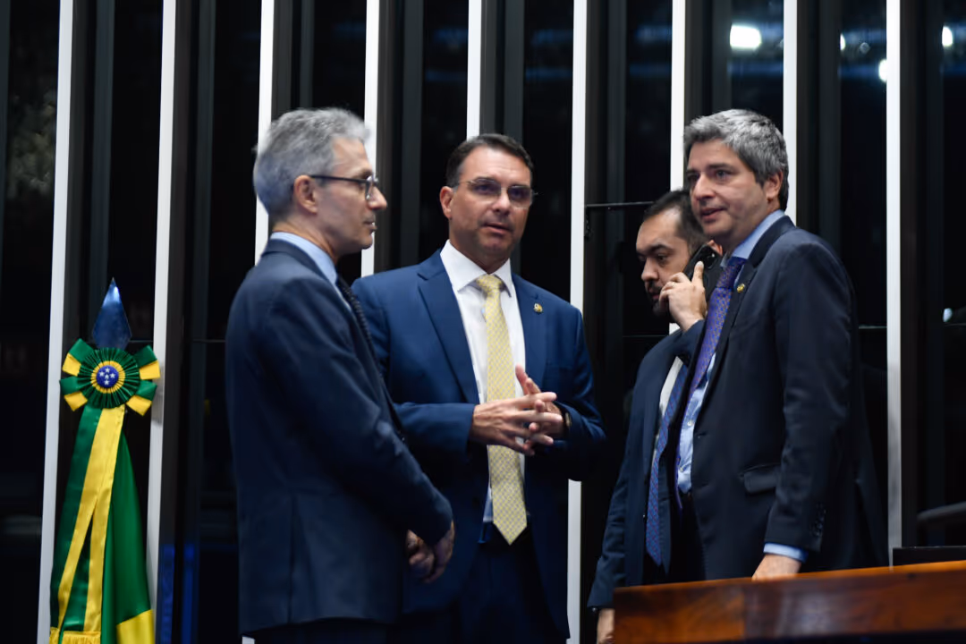 Zema é vítima de “militância” do Judiciário, diz Flávio