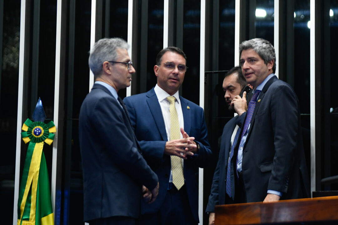 Zema é vítima de “militância” do Judiciário, diz Flávio