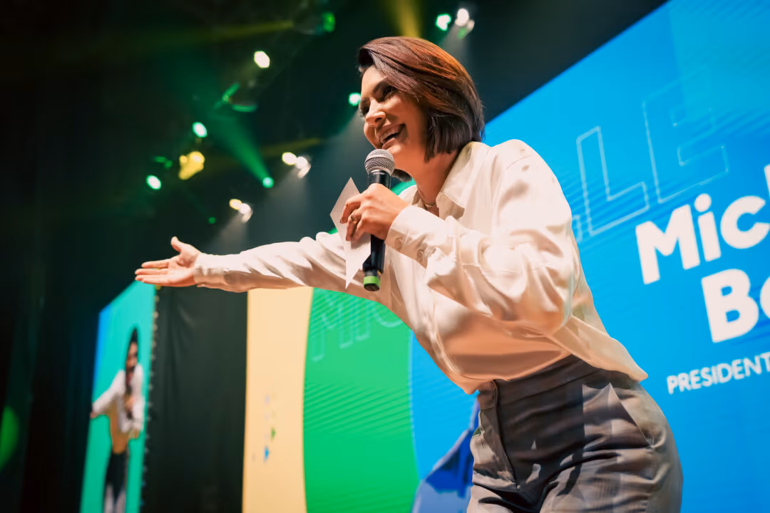 Michelle interage com Nikolas e irrita apoiadores de Eduardo