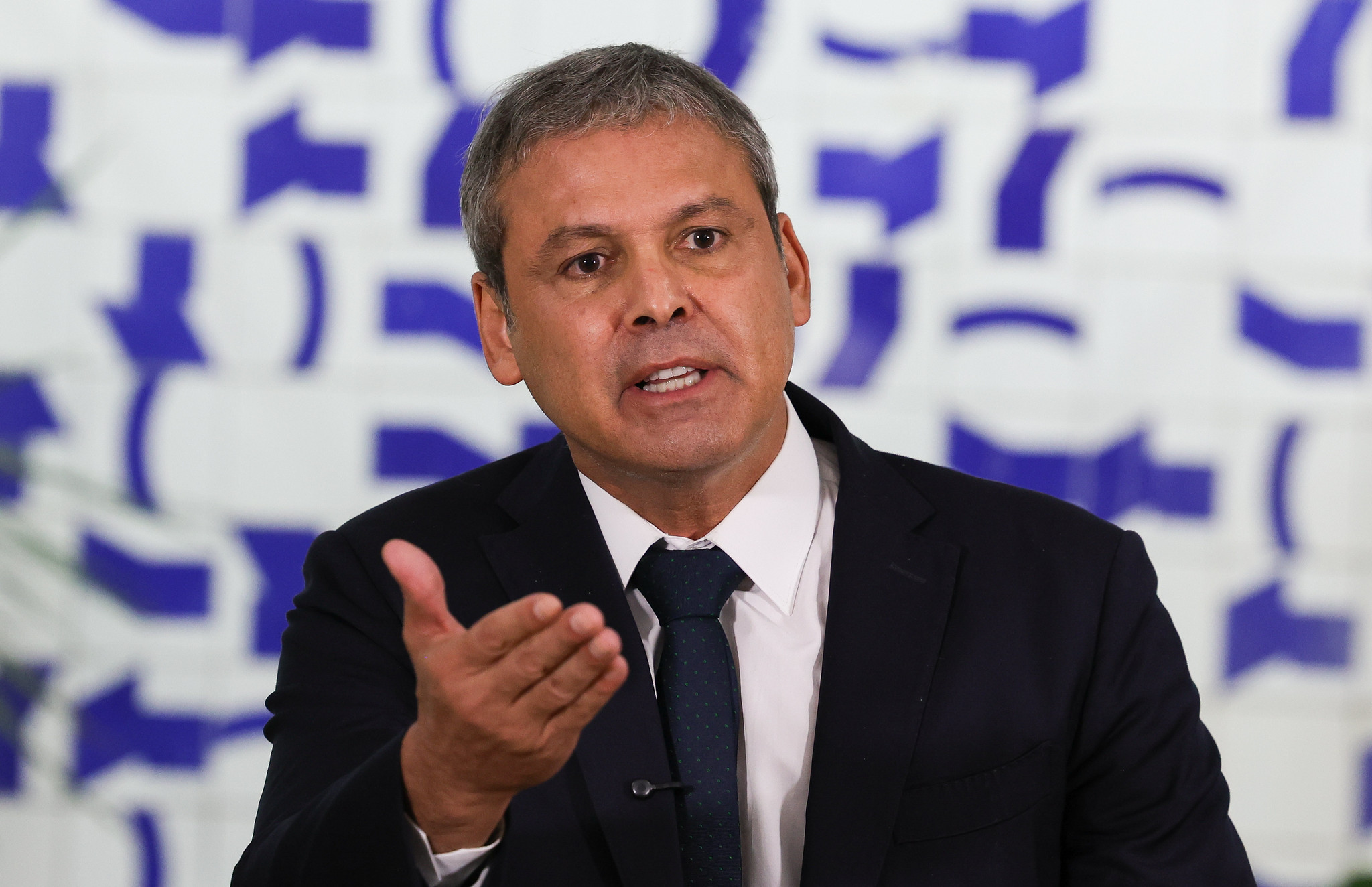 Lindbergh pede prisão preventiva de Eduardo Bolsonaro após declarações sobre eleições