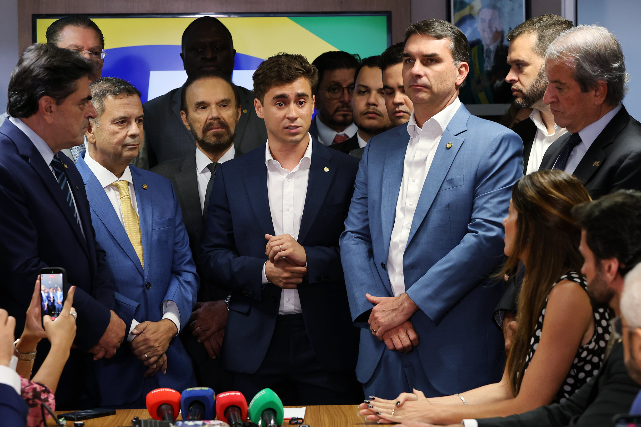 Crusoé: Quem é o melhor vice para Flávio, segundo Nikolas