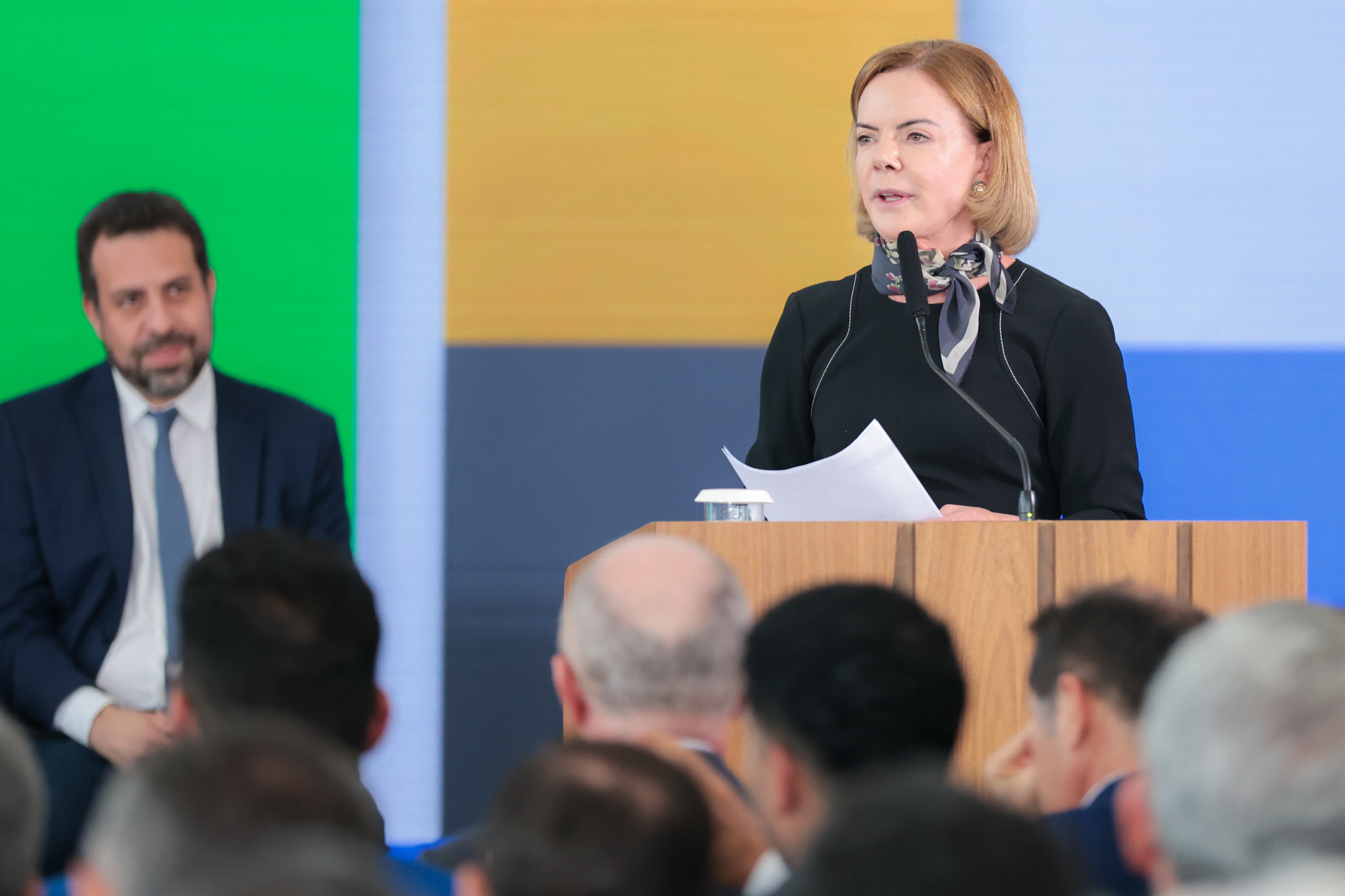 Crusoé: O blá-blá-blá de Gleisi em defesa do STF