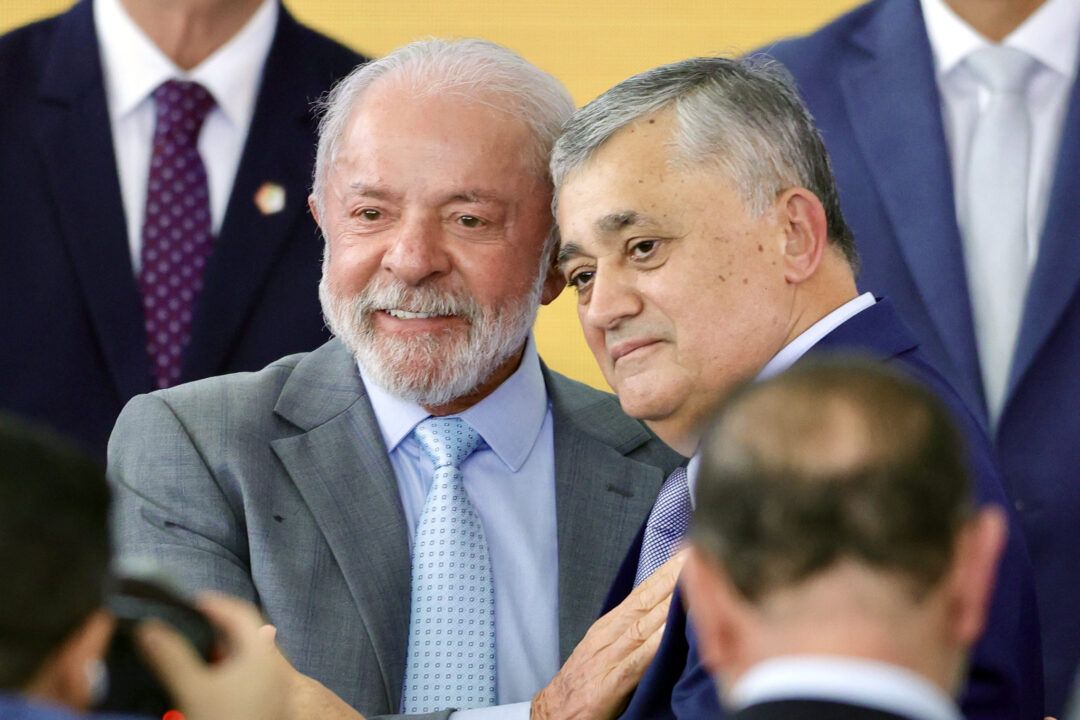 Lula “foi e ainda é perseguido”, diz Guimarães