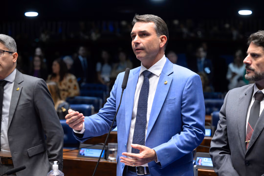 Flávio Bolsonaro acusa cúpula da PF de agir como “gestapo”