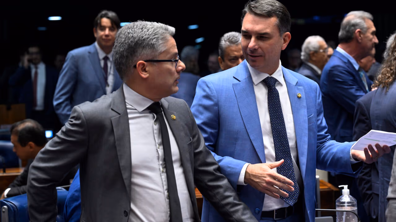 Alessandro Vieira se posiciona entre Lula e Bolsonaro