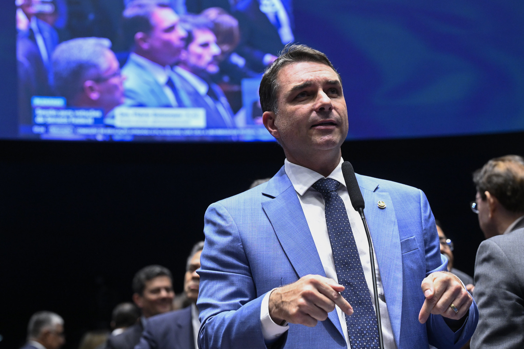 Flávio Bolsonaro condena ataque a tiros em jantar com Trump