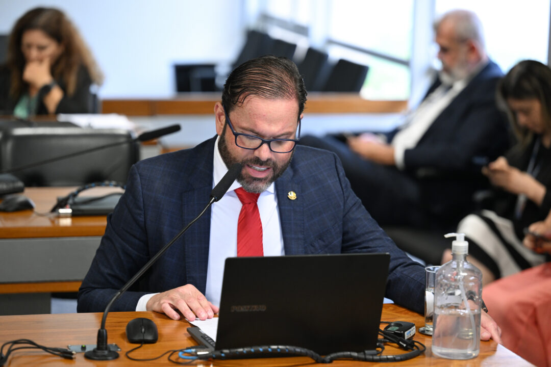 Seif questiona Messias sobre parecer para atuação institucional de Janja