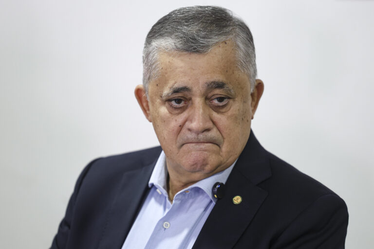 Alcolumbre quer recompor relação com Lula, diz José Guimarães