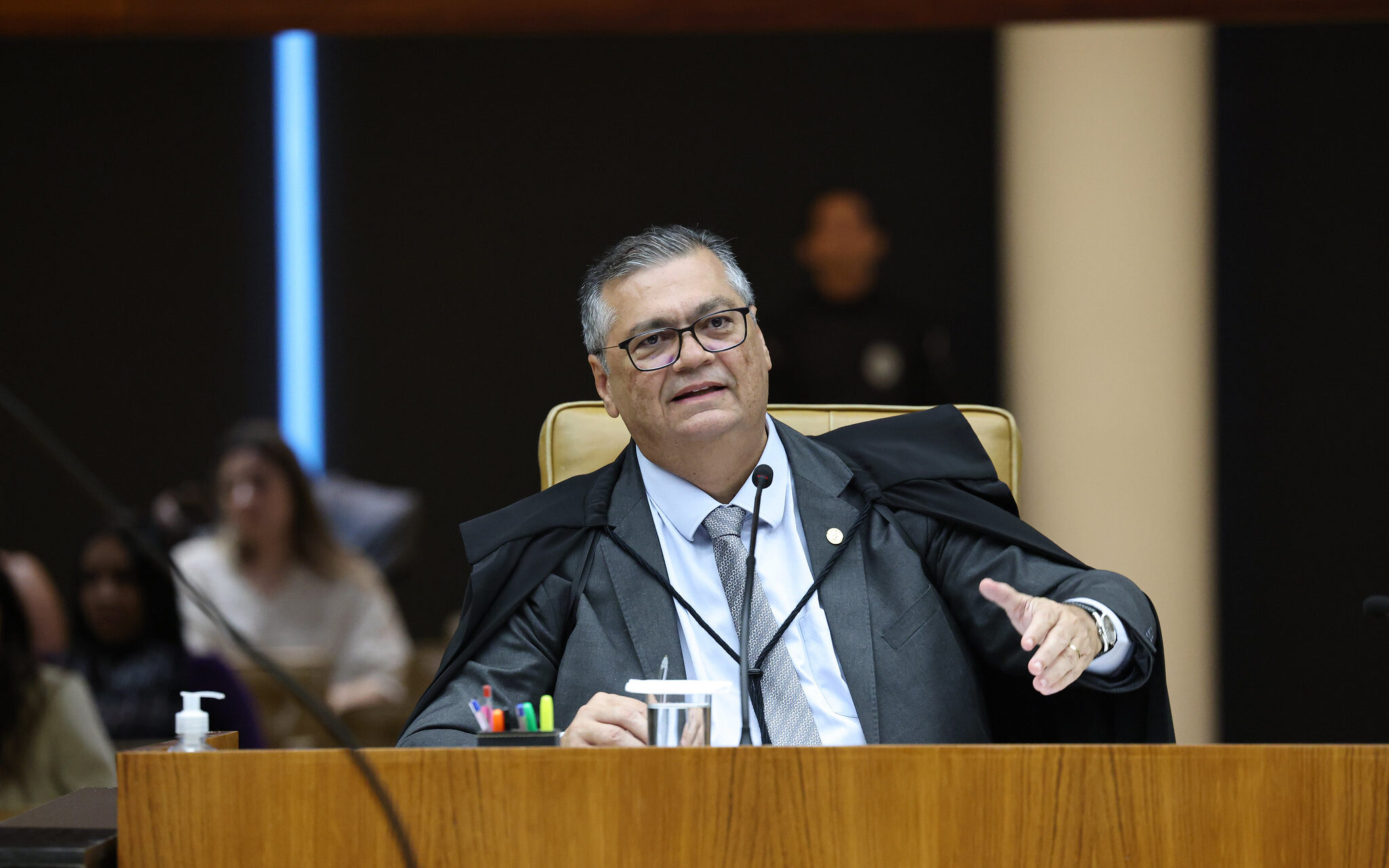 Dino pede vista de julgamento sobre royalties de petróleo