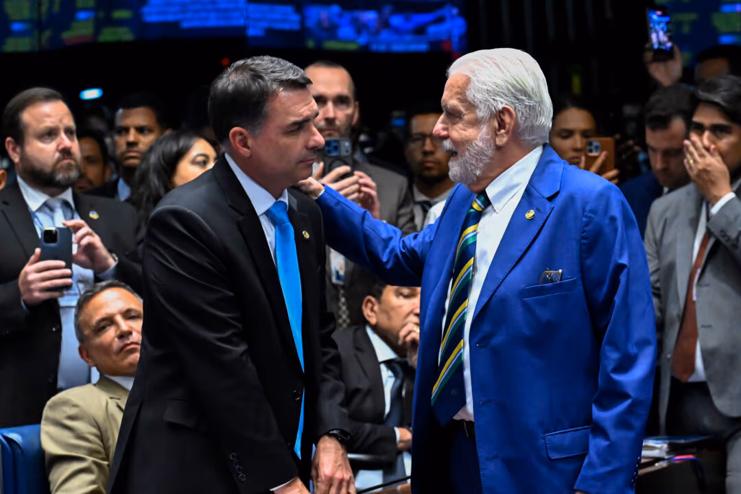 Postura de Flávio Bolsonaro é de “traidor”, diz líder do governo