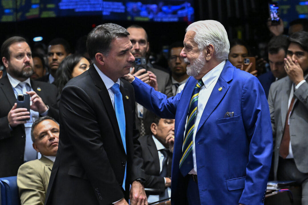 Postura de Flávio Bolsonaro é de “traidor”, diz líder do governo