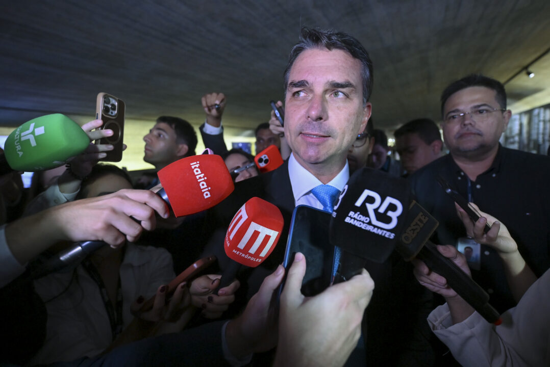 Lula está com o diabo e nós estamos com Deus, diz Flávio