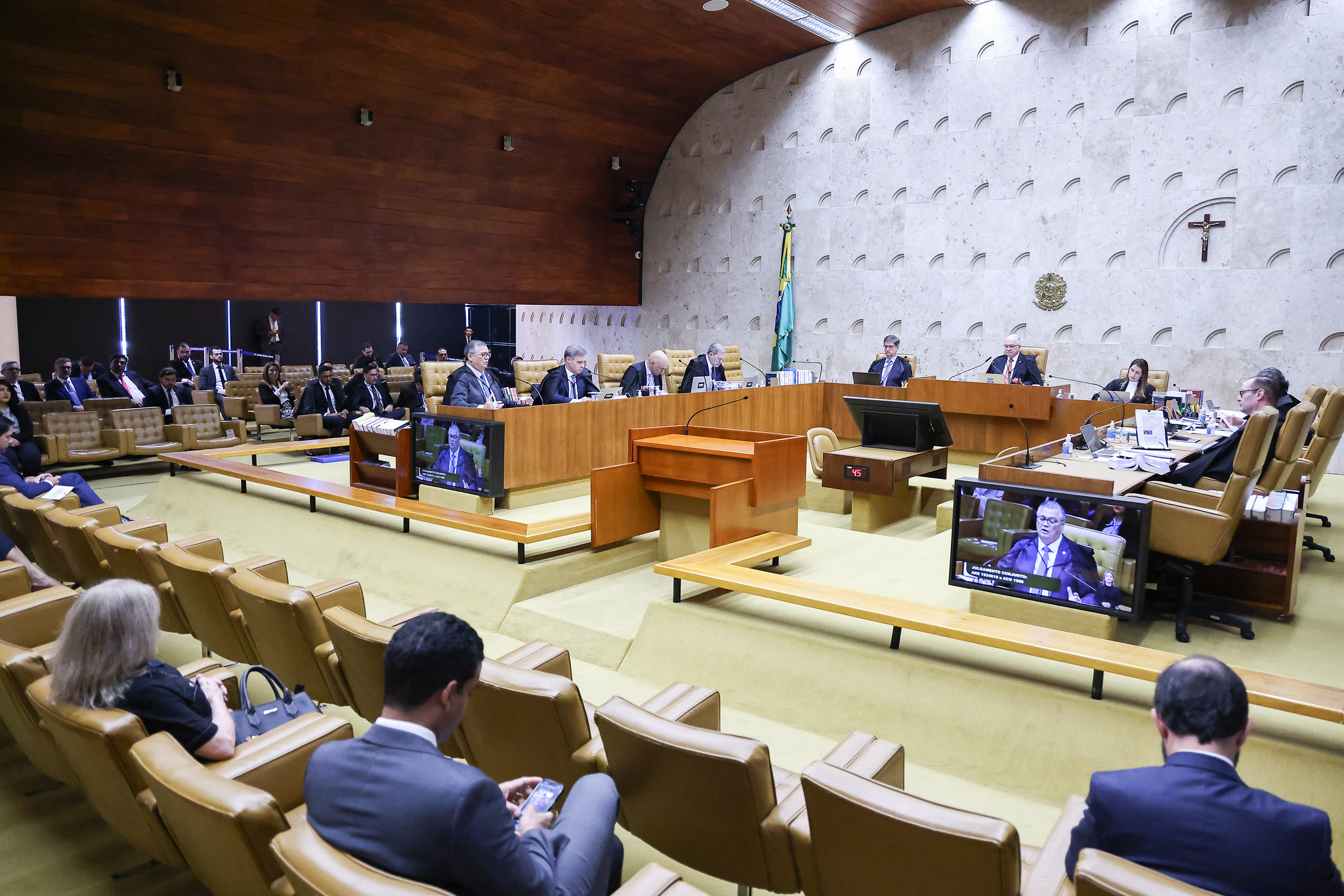 STF forma maioria para validar lei de igualdade salarial entre homens e mulheres