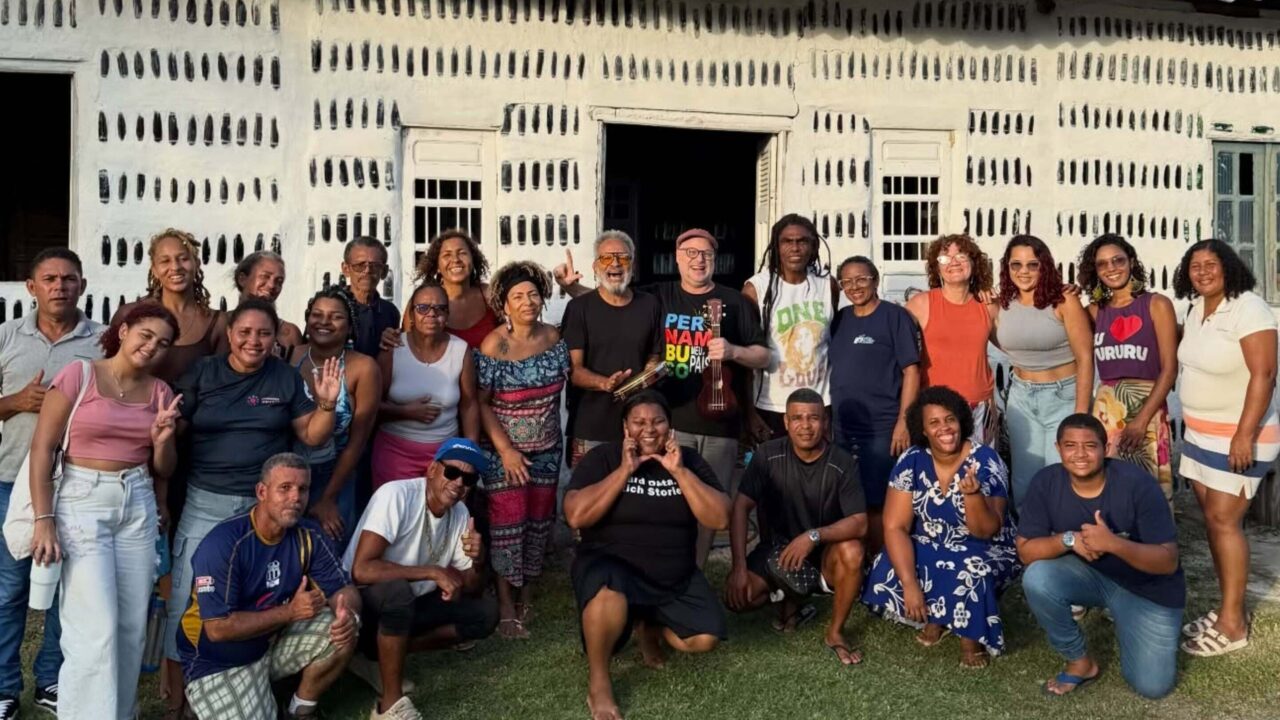 Mãe e filha constroem uma linda casa com 8.000 garrafas de vidro