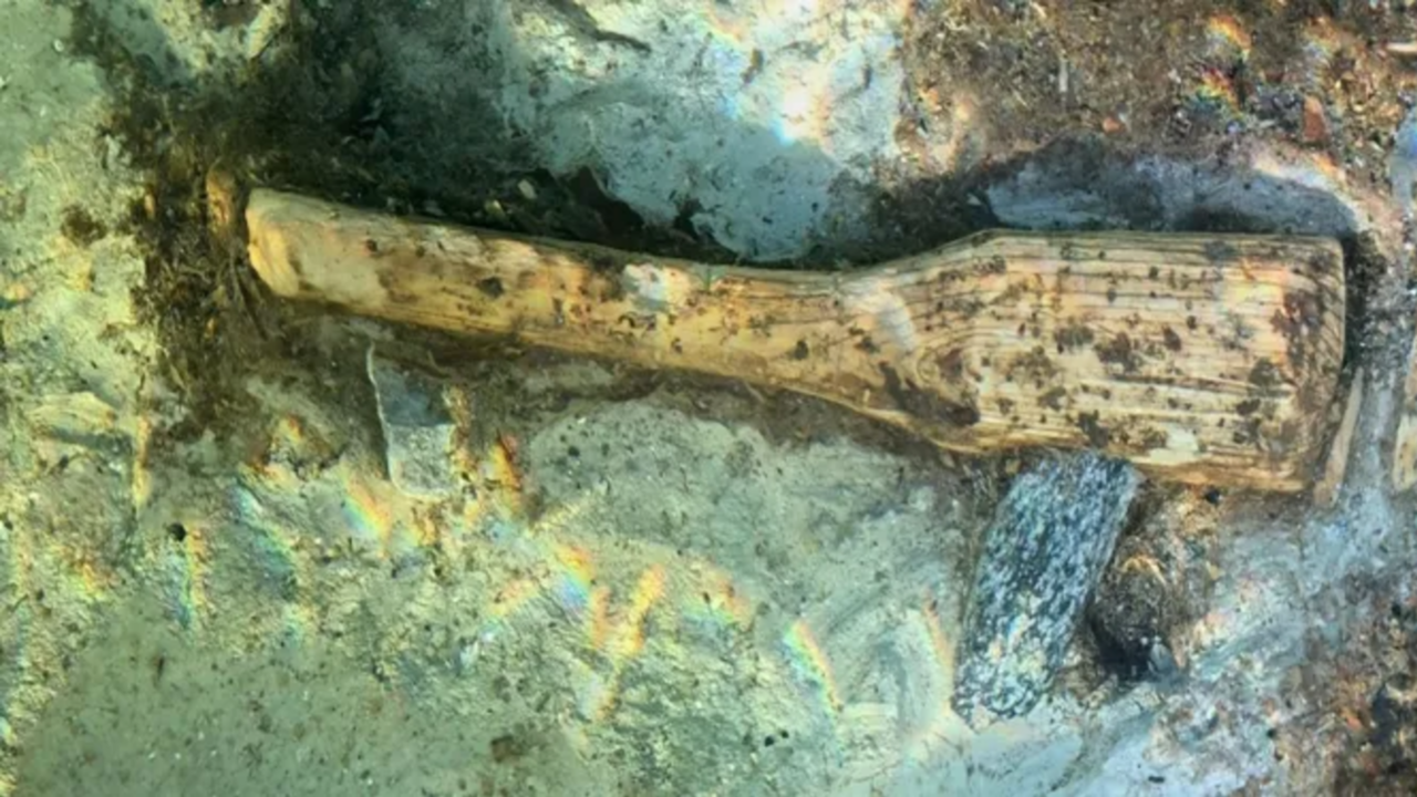 Machado neolítico de 4800 anos é encontrado intacta no fundo de um lago suíço