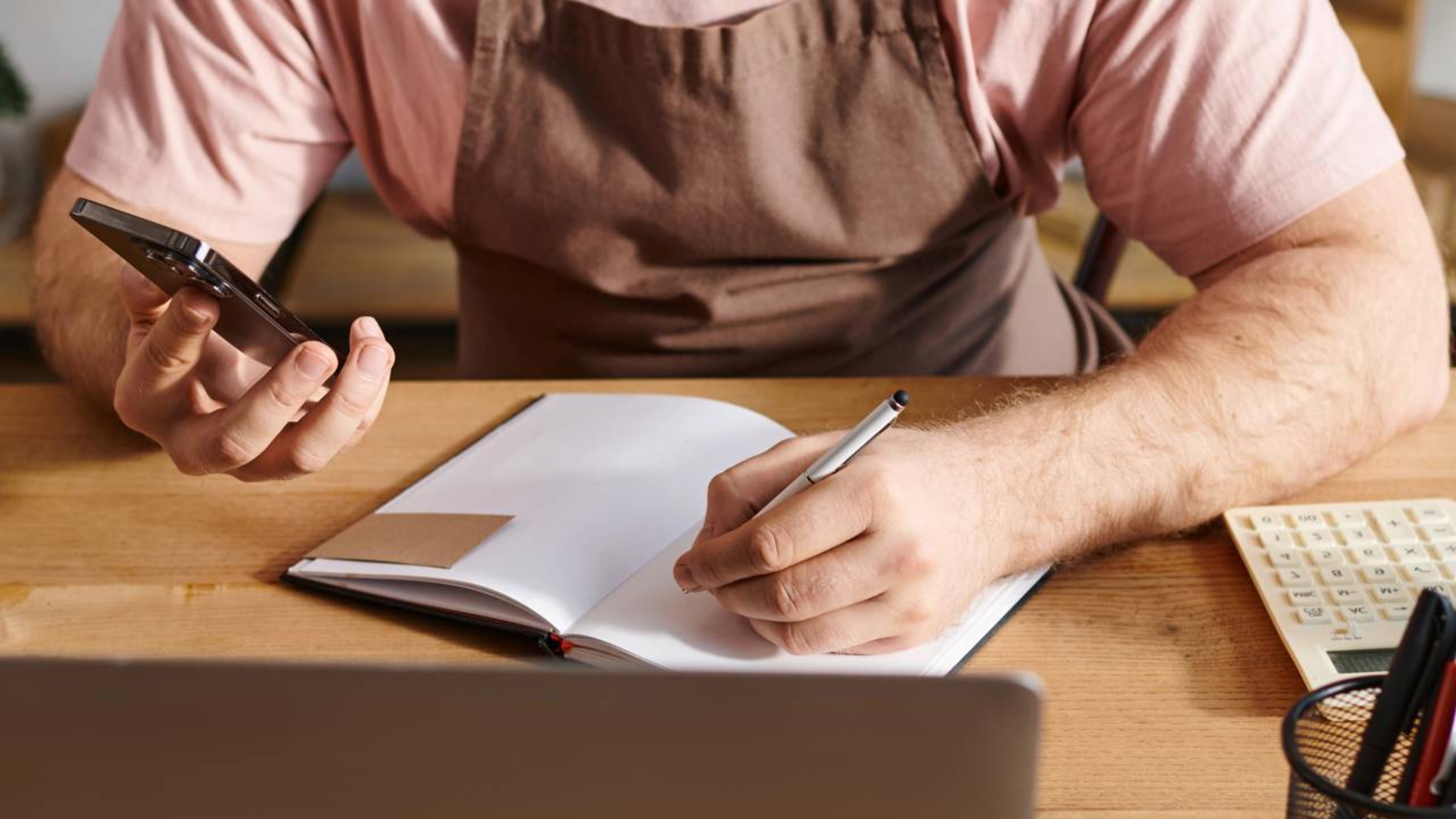 A psicologia sugere que, se você ainda anota as coisas no papel em vez do celular, não está resistindo ao progresso — você encontrou algo que funciona e está praticando a habilidade cada vez mais rara de não substituí-lo simplesmente porque algo novo chegou