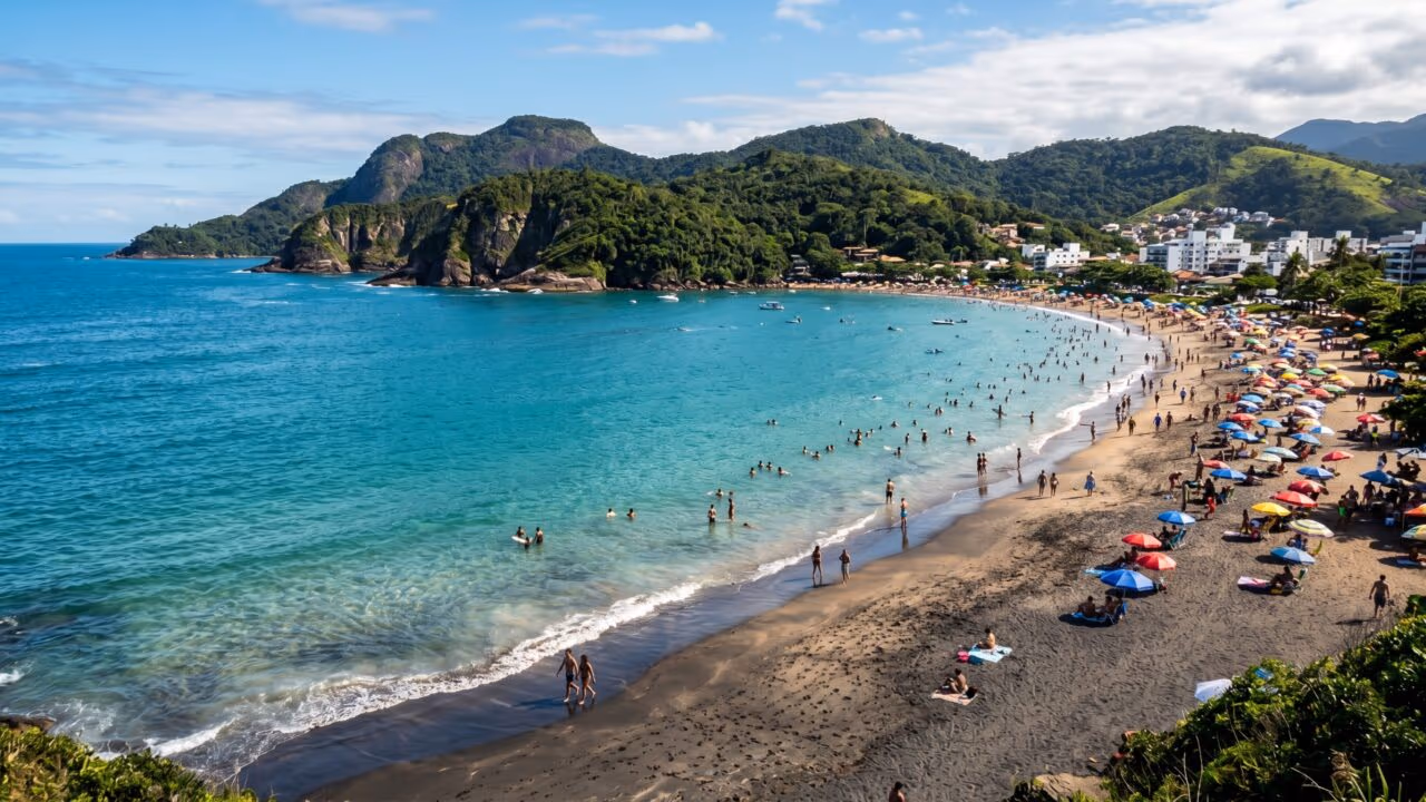 A cidade costeira das areias mágicas que promete curar doenças e oferece vida mansa o ano todo