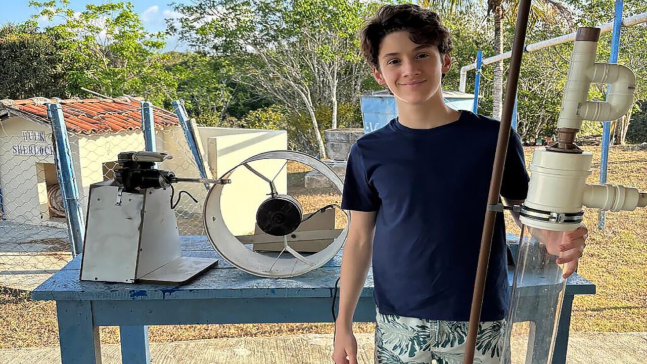 Adolescente pernambucano de 14 anos criou uma bomba eólica com lixo reciclado para combater a falta de água