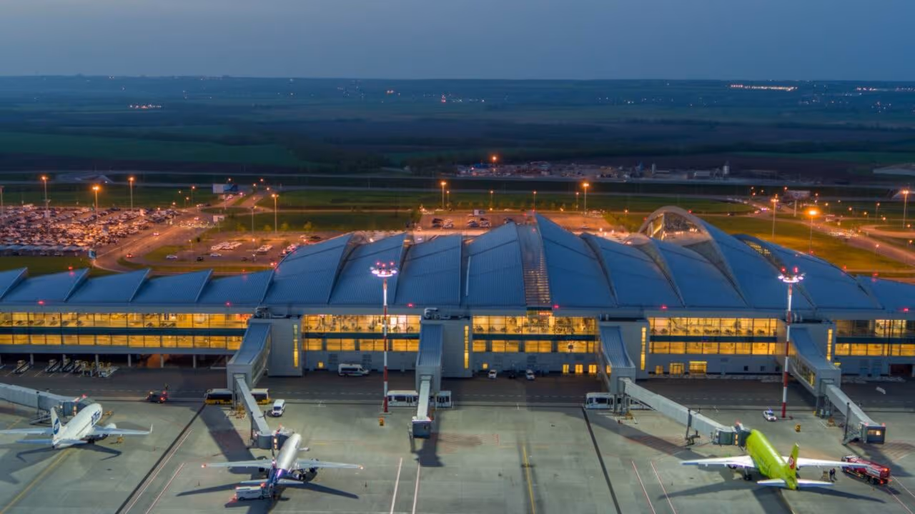 Aeroportos tiveram 135 voos cancelados e quase 2 mil atrasados; milhares de passageiros ficaram presos
