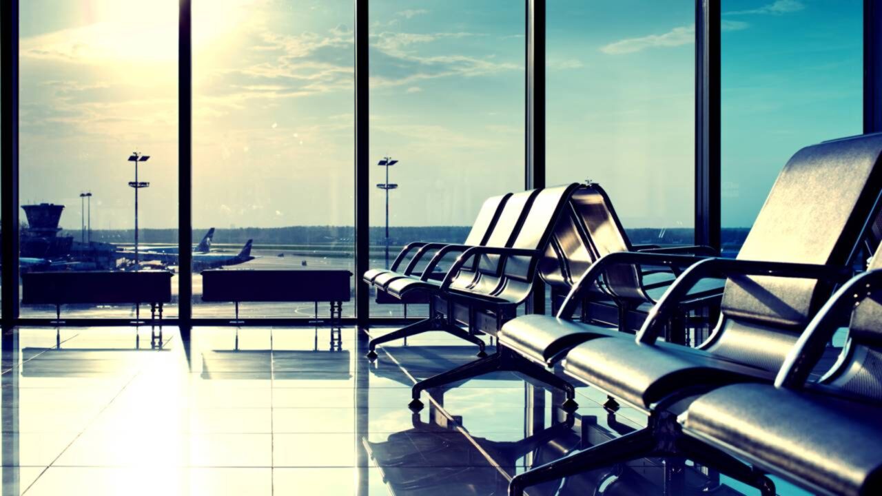 Aeroportos tiveram 135 voos cancelados e quase 2 mil atrasados; milhares de passageiros ficaram presos