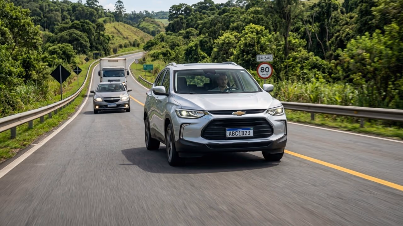 Quando ainda é obrigatório o farol baixo na rodovia e quando o motorista pode ser multado