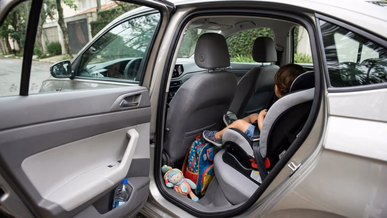 Motoristas entendem errado lei da cadeirinha em 2026 e colocam em risco crianças no trânsito