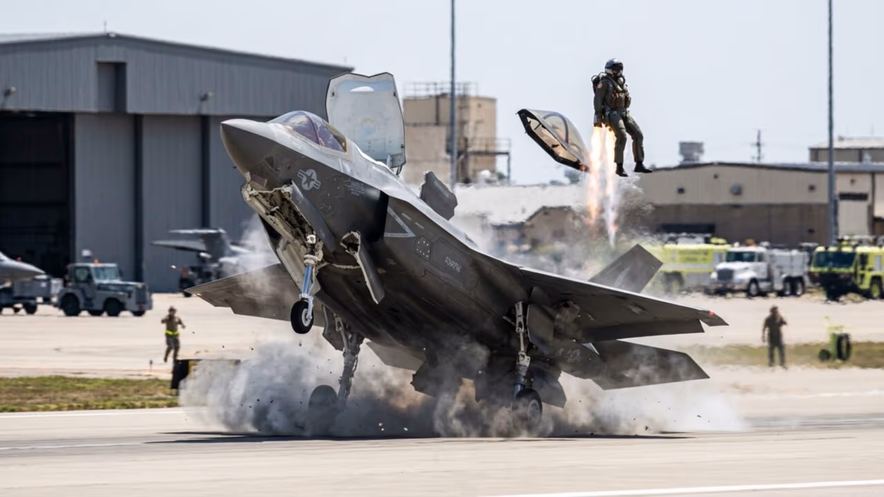 Piloto de caça F-35B se ejeta após pouso forçado em base aérea e escapa por muito pouco