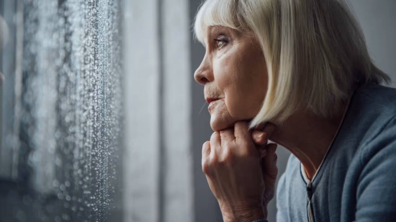Aos 65 anos recebo apenas duas visitas por ano dos meus filhos, mesmo morando a vinte minutos de distância; mais difícil que solidão, é achar que amor e proximidade eram a mesma coisa